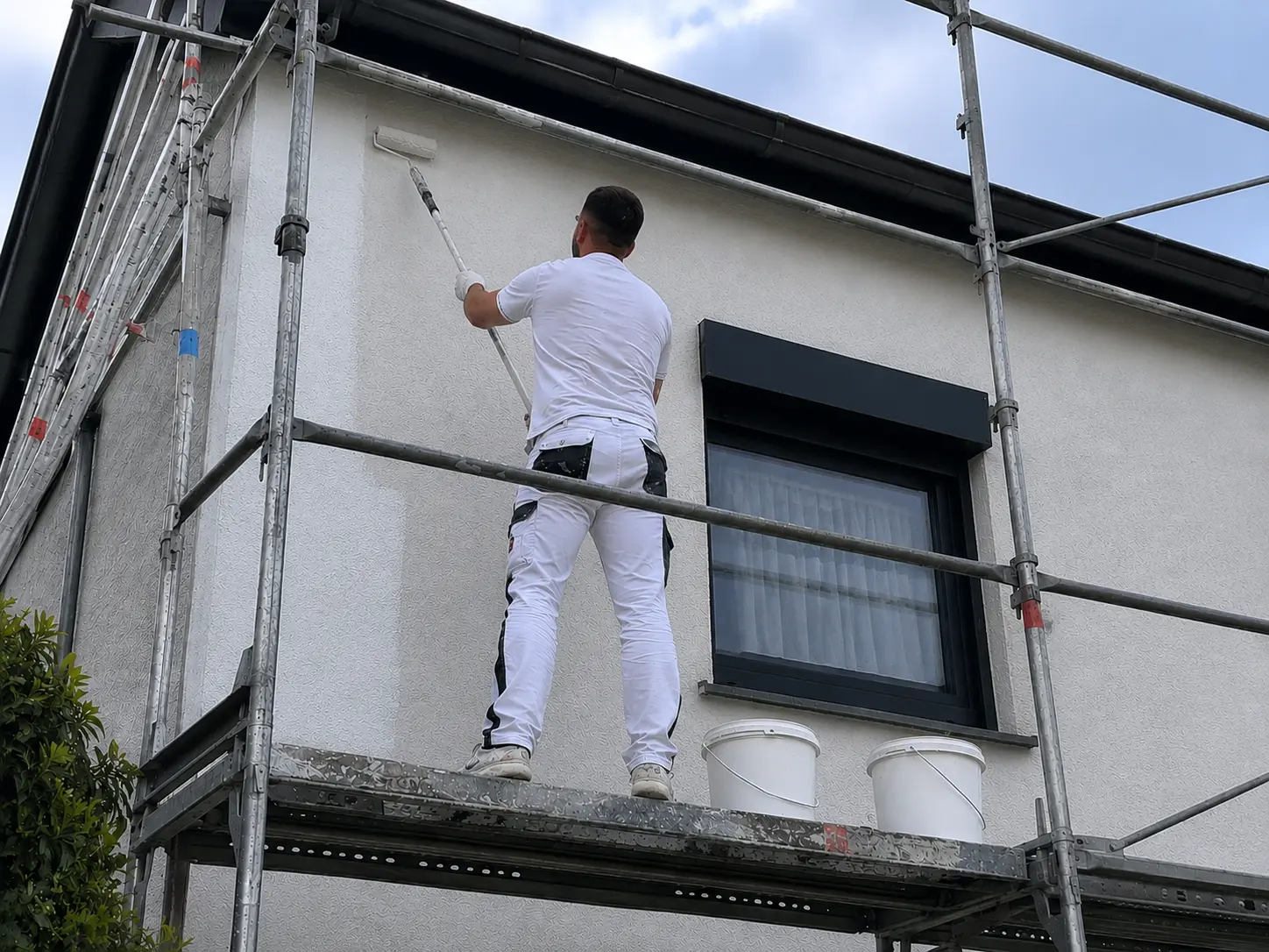 Fassadenanstrich durch Kopall Malermeister Halle – Außenanstrich am Gerüst